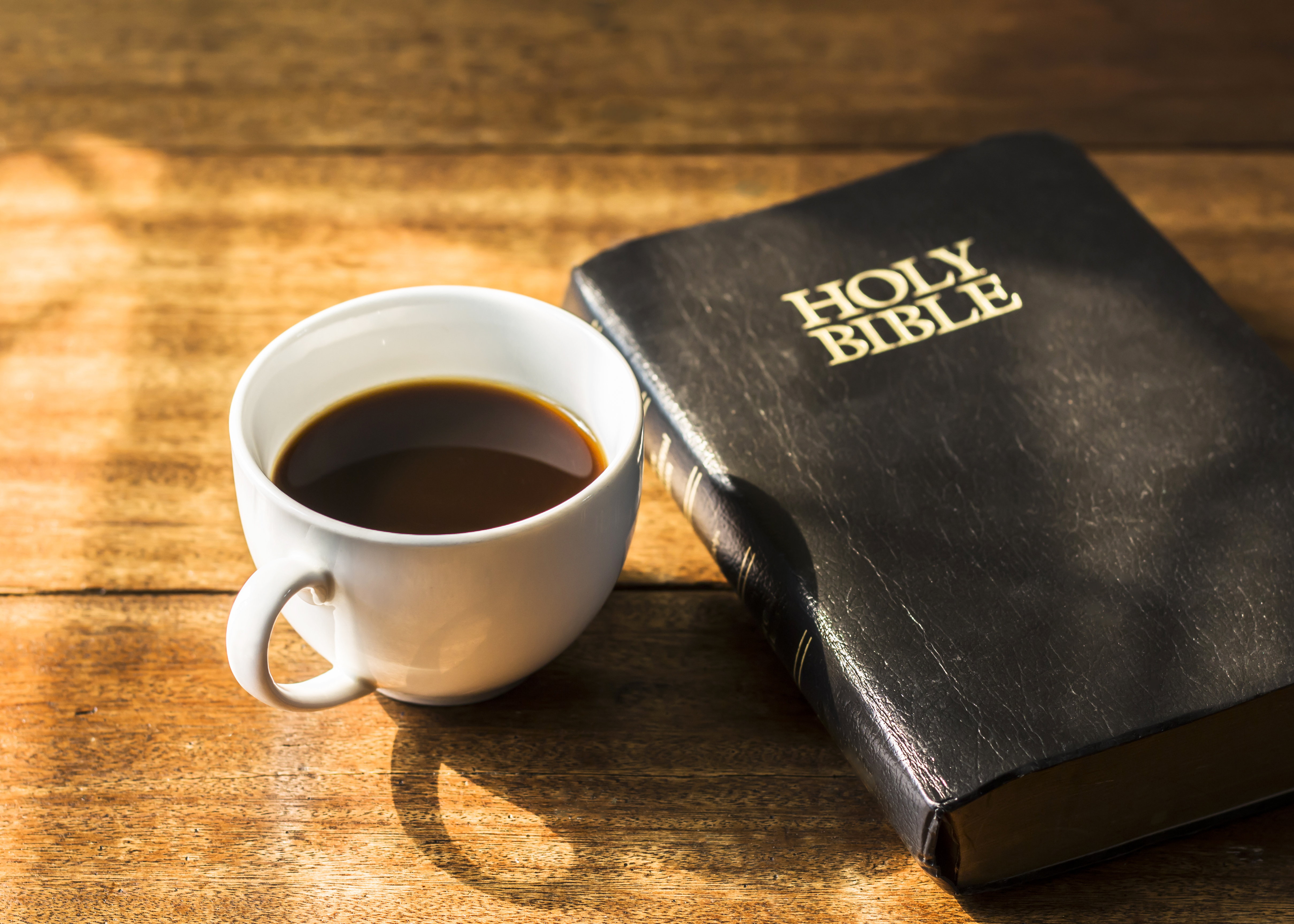 Можно пить кофе во время поста великого. Библия и кофе. Библия и чай. Библия и чашка чая. Библия и чашка кофе.
